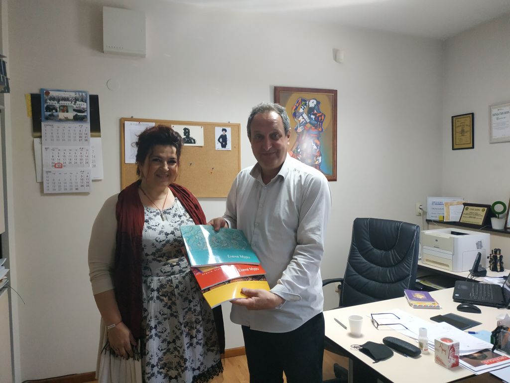Elena Muri donated her books and albums to the whole Opera Collective